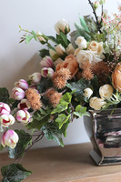 Baronessa Ideale, kompozycja kwiatowa w srebrnej donicy, wys.50x55x35cm