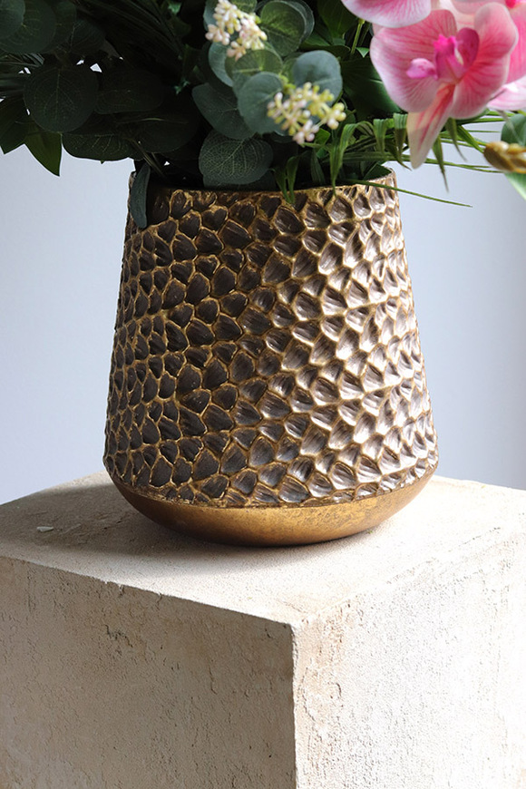 Lucille Goldenario, kompozycja ze storczykiem w wazonie