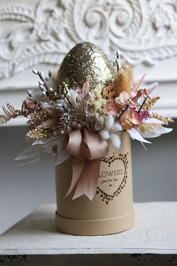 flowerbox Beige Easter, wielkanocny stroik ze złotym jajem