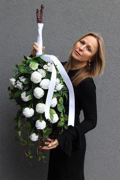 Rosalinda Roses, bukiet nagrobny do położenia, biały, dł.105cm