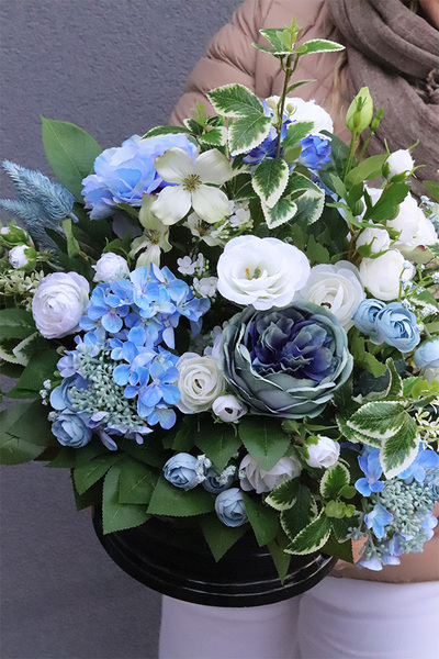 Nemira Blue, kompozycja nagrobna w misie