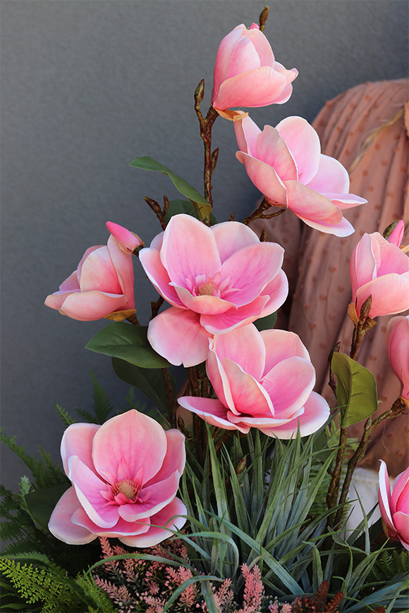 Magnolie Lux Black, wysoka kompozycja w czarnej donicy