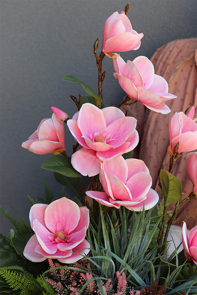 Magnolie Lux Black, wysoka kompozycja w czarnej donicy