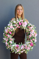 Różowa Poświata 2, kwiatowy wianek na drzwi