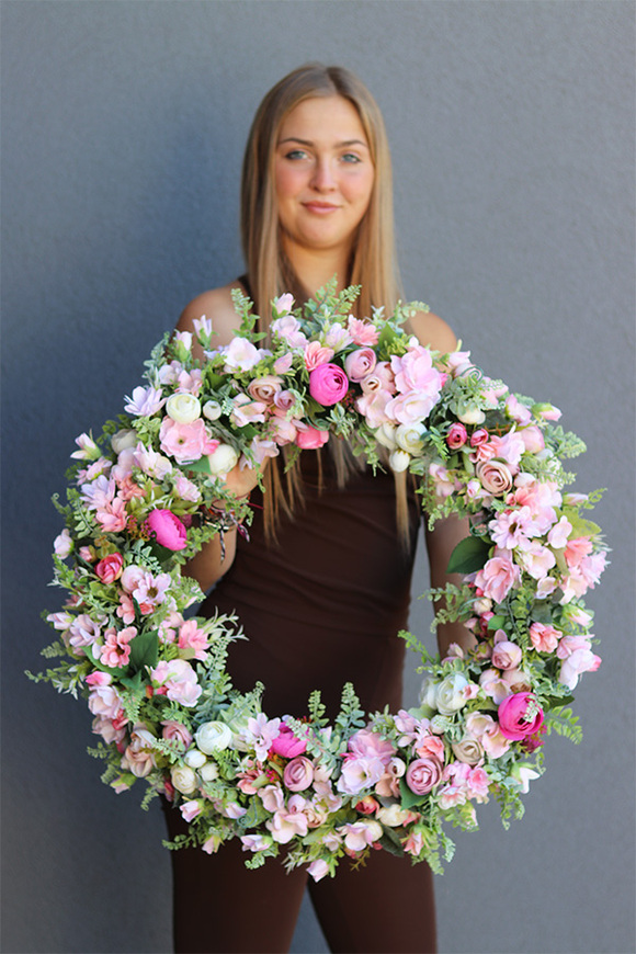 Różowa Poświata 2, kwiatowy wianek na drzwi