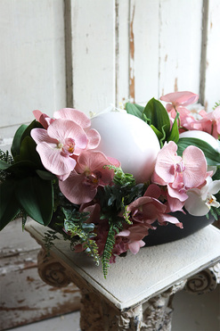 Dekoria Pudrova, kompozycja kwiatowa w podłużnym naczyniu - łódce, dł.85cm