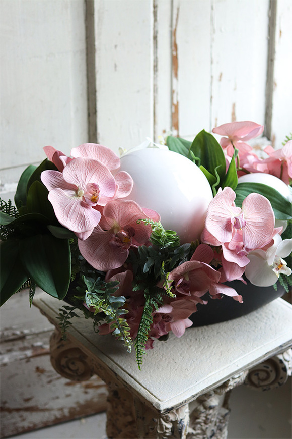 Dekoria Pudrova, kompozycja kwiatowa w podłużnym naczyniu - łódce, dł.85cm