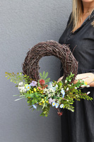 Niebieska Kurka, wiosenny wianek na drzwi