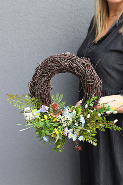 Niebieska Kurka, wiosenny wianek na drzwi, rozp.30cm