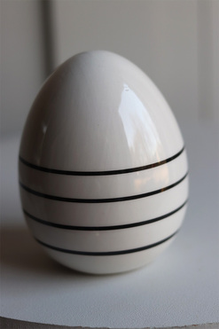 OD RĘKI Egg Stripes, jajko wielkanocne figurka w paski, wym.12x9cm 