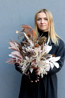 Beige Winter, świąteczny bukiet nagrobny we wkładzie, wys.45cm