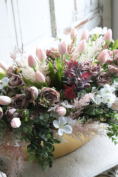 Beige & Gold Therina, kompozycja wielkanocna z różowymi tulipanami, wym.40x80cm 