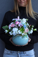 Deluni Teressa, kompozycja kwiatowa z kokardką