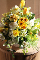 Amira Asimetrio, wiosenna dekoracja kwiatowa