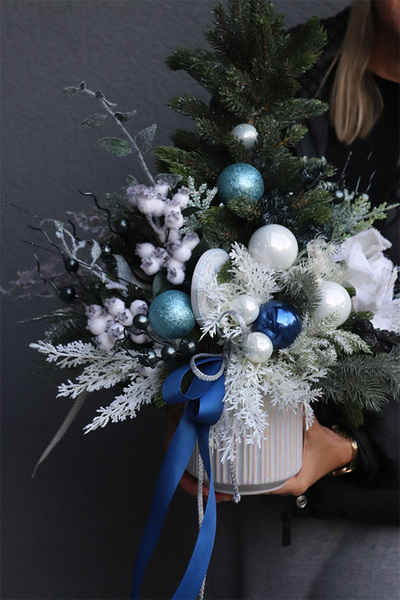 Granatowa Landia, realistyczna choinka świąteczna z przybraniem