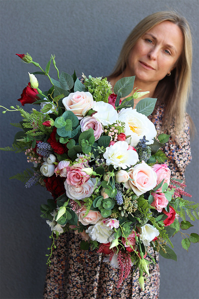 Klerina Laos, kompozycja nagrobna w srebrnej misie