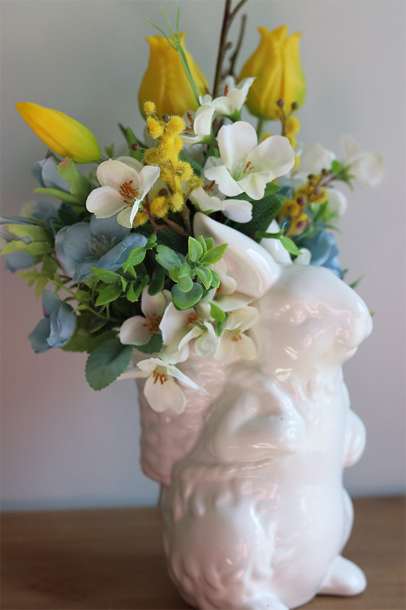 Evelive Bunny, ceramiczna figurka zająca z dekoracją kwiatową,