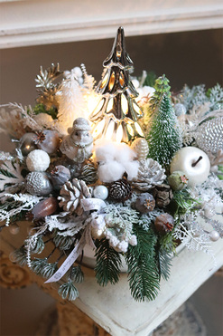 Mroźna Zima Pompadour, świąteczny stroik w szklanej misie LED, wys.35cm  