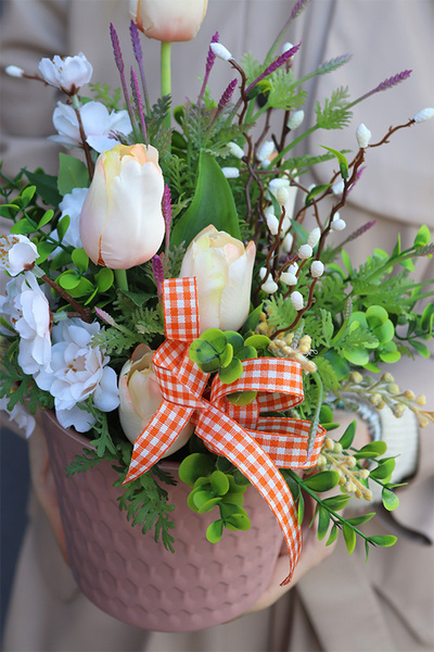 Uretta, wiosenna dekoracja kwiatowa z tulipanami