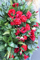 Dekoluena Red 3, wiązanka nagrobna z czerwonymi różami