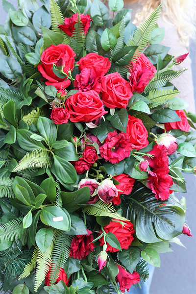 Dekoluena Red 3, wiązanka nagrobna z czerwonymi różami