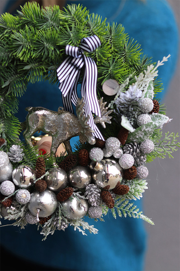 Reinee, zimowy wianek z łosiem