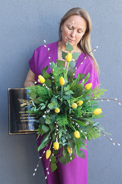 Bookstory Spring Premium, dekoracja nagrobna z tulipanami