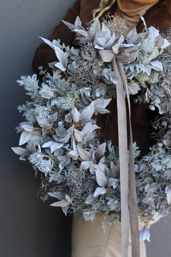 Popiella, dekoracyjny wianek na drzwi