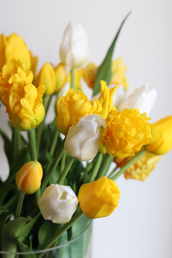 Glassier Tulips, wielkanocna kompozycja kwiatowa w szkle