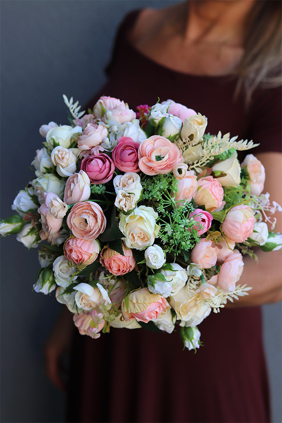 Hellissa Roses, bogaty bukiet kwiatów w szklanym wazonie,