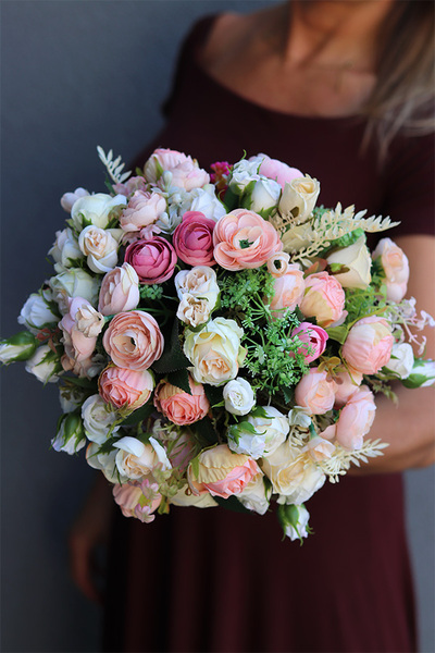 Hellissa Roses, bogaty bukiet kwiatów w szklanym wazonie,