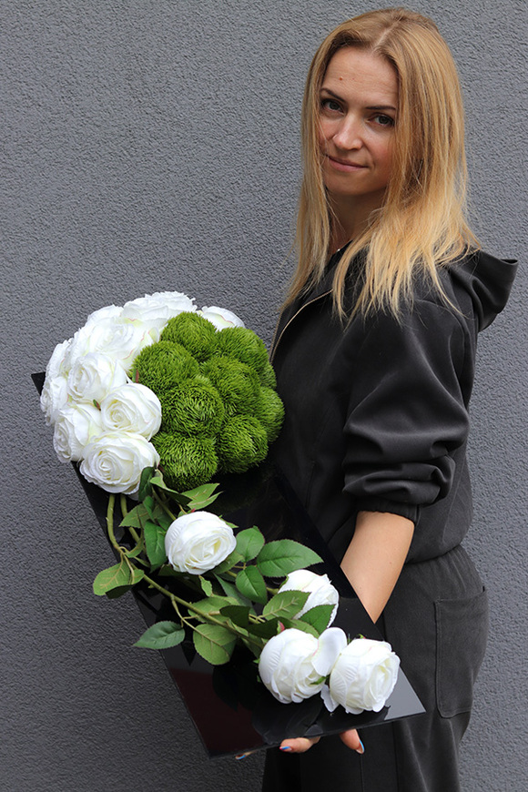 New Design Roses, dekoracja nagrobna na czarnej podstawie