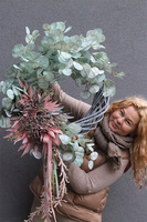 Krenata, asymetryczny wianek na drzwi