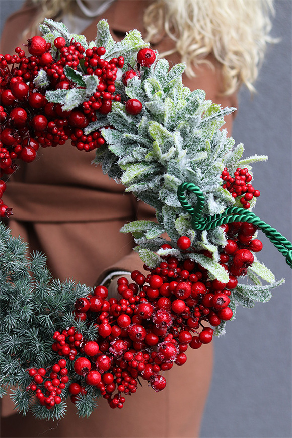 Czerwone Korale, świąteczny wianek dekoracyjny z domkiem