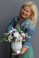 Helinata 2, kompozycja kwiatowa w białym wazonie