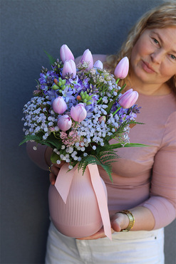 OD RĘKI Frete La Guel, kompozycja kwiatowa w wazonie, wys.50cm