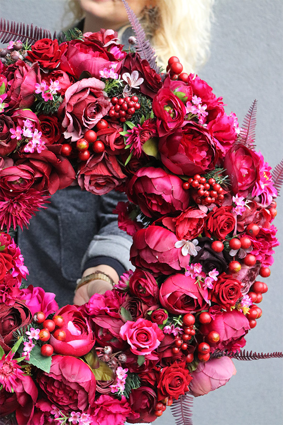 Brigita Neruta Dleicja, bogaty czerwony wianek z owocami