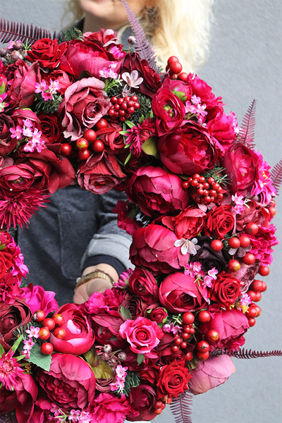 Brigita Neruta Dleicja, bogaty czerwony wianek z owocami