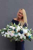 Blue Nalia Big, wiosenna kompozycja kwiatowa w srebrnej łódce, wym.40x67cm