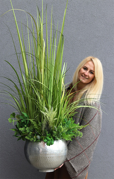 Apartament Silver, dekoracja z trawami w metalowej donicy