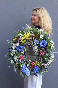 Wichrowe Wzgórza, wieniec nagrobny z polnymi kwiatami, śr.60cm