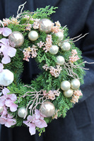 Wigilijna atmosfera, pudrowy wianek świąteczny