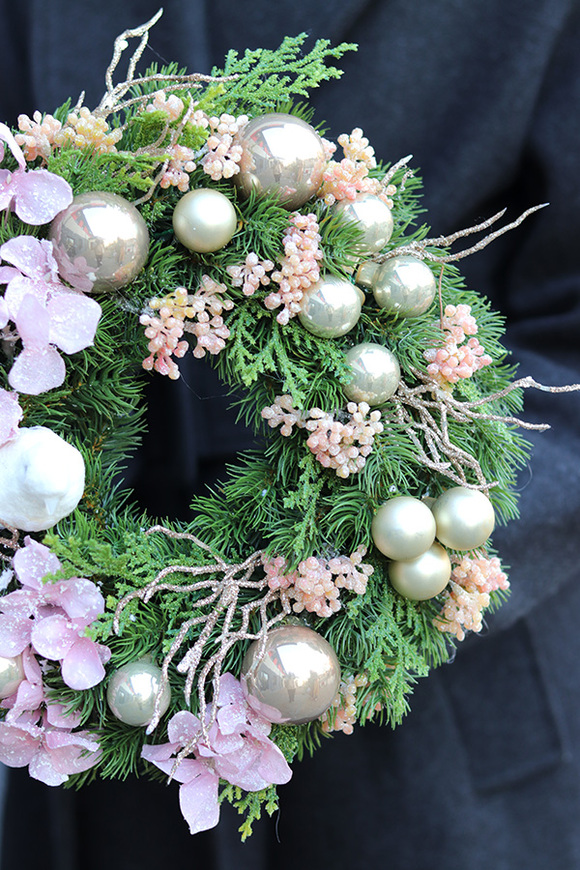 Wigilijna atmosfera, pudrowy wianek świąteczny