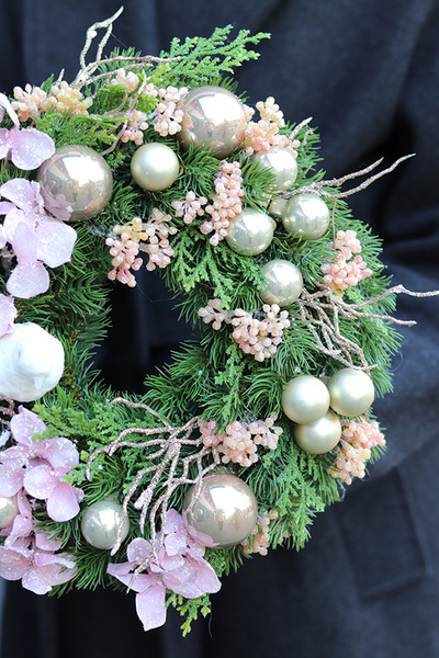 Wigilijna atmosfera, pudrowy wianek świąteczny