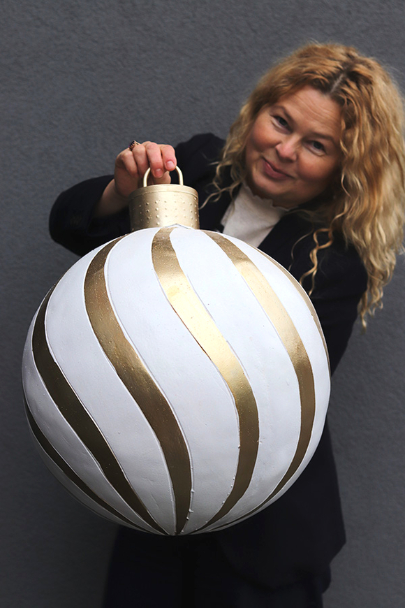 Winter Ball, figurka bombka ceramiczna 