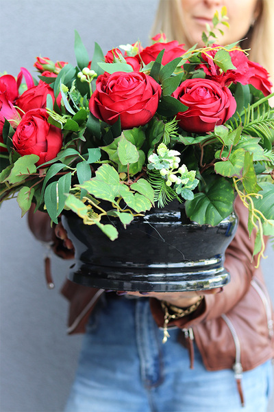 Red Roses Lux, kompozycja nagrobna w misie