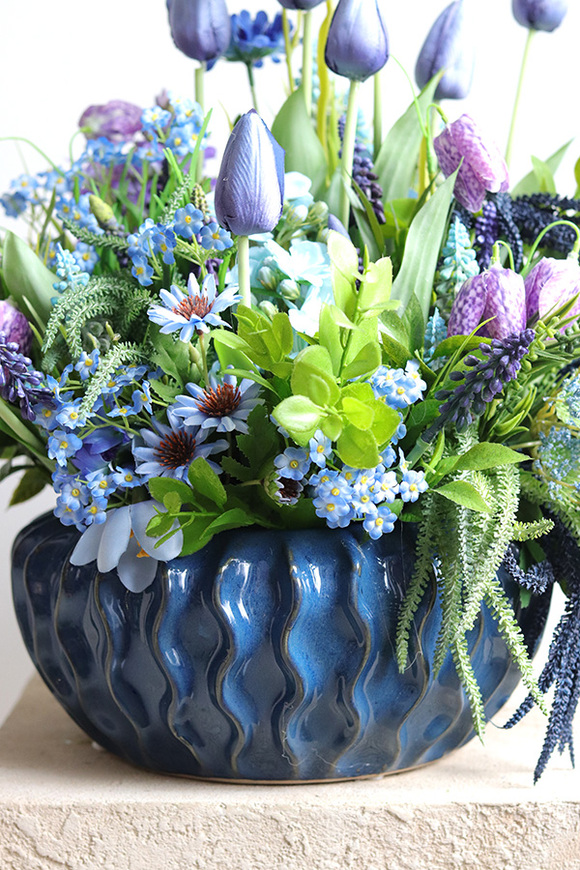 Niebieskava, wiosenna kompozycja z tulipanami