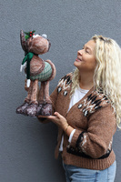 laleczka zimowa stojąca renifer