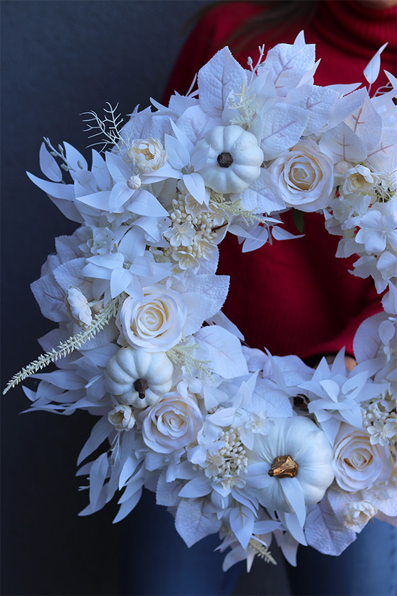 Bianco Autumn, jesienny wianek z białymi dyniami