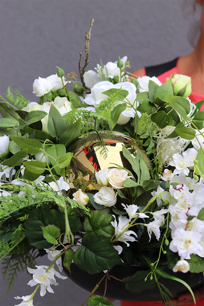 Memorandum, wiązanka nagrobna ze złotą kulą